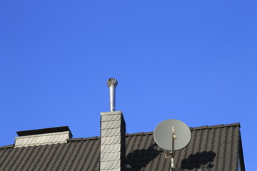 Dach mit Schirnstein und Antenne