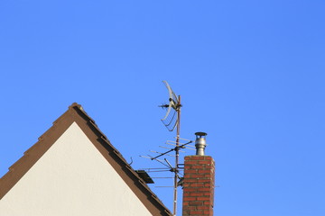 Dach mit Schornstein und Antenne