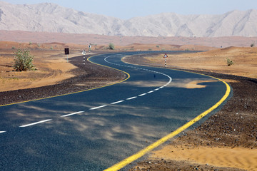 Naklejka premium Pustynna droga w kierunku Omanu