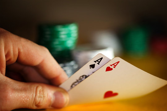 Zwei Asse auf der Pokerhand