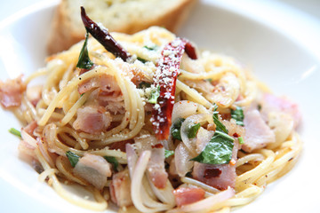 spaghetti crispy bacon