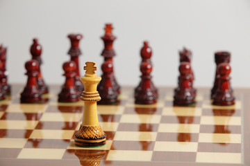 Obraz premium Chess king alone in danger