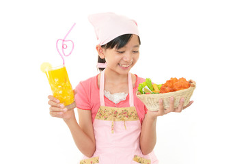 料理を持ち微笑む女の子