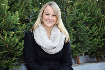 Junge Frau auf Weihnachtsmarkt