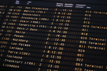 Anzeigetafel am Flughafen © Peter Atkins