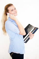 Freundliche Studentin beim Telefonieren