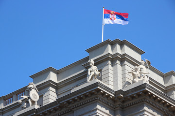 Fototapeta na wymiar Serbia - flaga na budynku rządowym