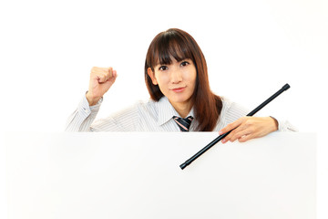 ホワイトボードを持ちガッツポーズをする女性