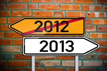 Wegweiser mit 2012 und 2013