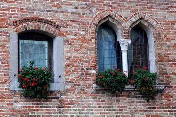 Fototapeta na wymiar Średniowieczny zamek z systemem Windows