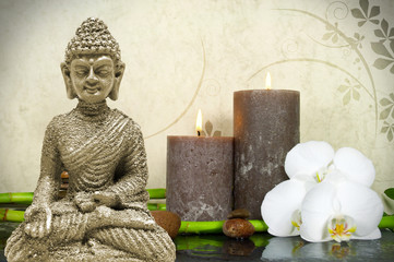 Buddha mi Orchidee weiß mit Bambus und Kerzen und Steinen