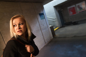 Frau im Tunnel hat Angst - obrazy, fototapety, plakaty