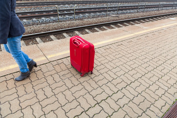 Frau wartet auf Bahnhof auf ihren Zug