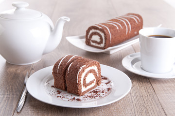 Kaffee trinken / Schokolade-Biskuitrolle