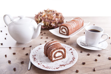 Kaffee trinken / Schokolade-Biskuitrolle