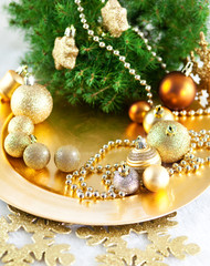 Złote bombki świąteczne i choinka