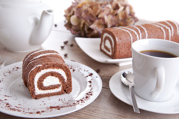 Kaffee trinken / Schokolade-Biskuitrolle