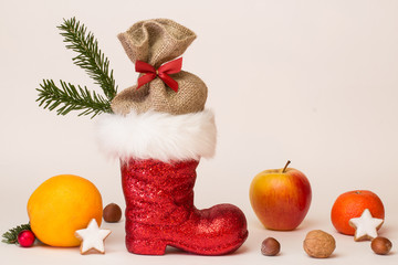 Obraz na płótnie Canvas Święty Mikołaj z workiem i dekoracji zimowych butów