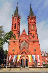 Fototapeta na wymiar Murowany kościół z dwiema wieżami