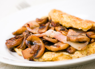 scrambled eggs with mushrooms and bacon