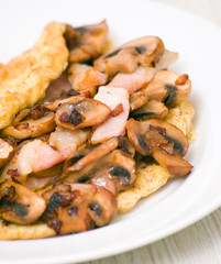 scrambled eggs with mushrooms and bacon