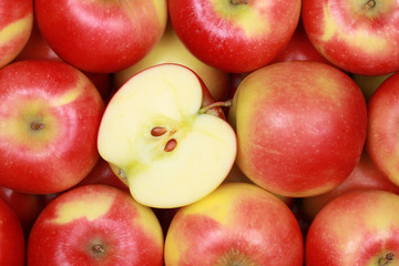 Rote Äpfel bilden einen Hintergrund