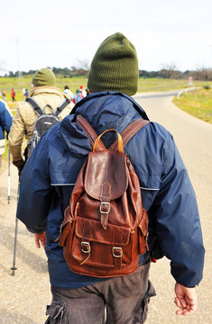 Senderismo, caminante con macuto