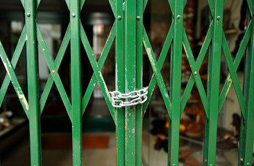 Tienda cerrada con cadena por Covid-19