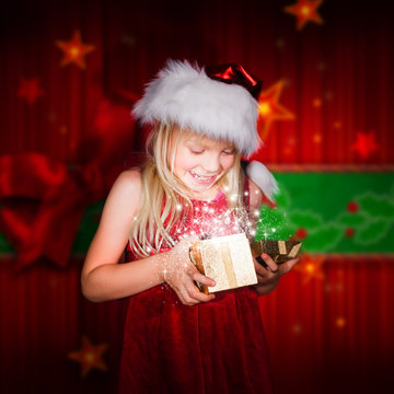 kleines Mädchen schaut in ein Geschenk