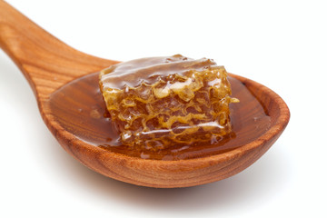 honey comb in a woode spoon