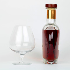 Cognacflasche und -glas