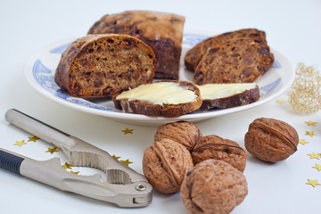 Früchtebrot und Nüsse