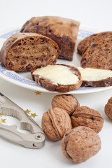 Früchtebrot und Nüsse