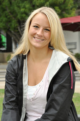 Junge Frau im Stadtpark
