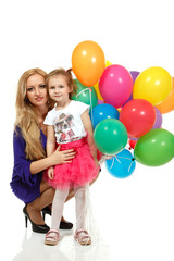 Fototapeta na wymiar Matka z córką z balonami liitle wielokolorowe