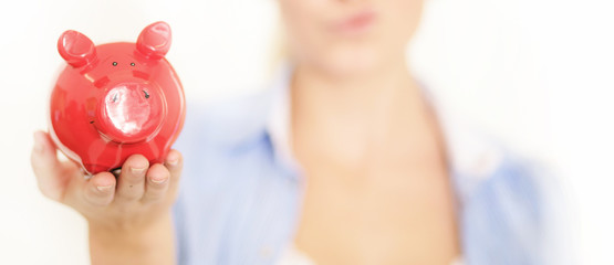 Junge Frau mit Sparschwein