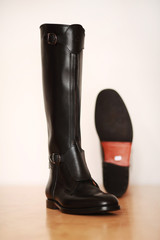 Schwarzer Lederstiefel wird präsentiert
