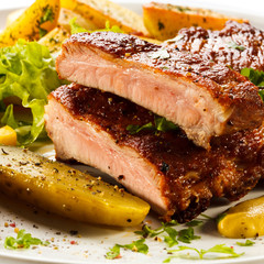 Tasty grilled ribs with vegetables