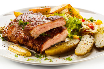 Tasty grilled ribs with vegetables