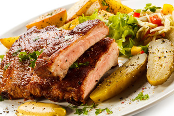 Tasty grilled ribs with vegetables