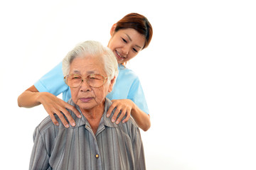 笑顔の高齢者と介護士