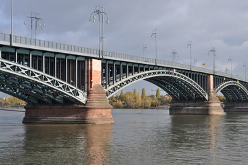 Theodor-Heuss-Brücke zwischen Mainz und Wiesbaden