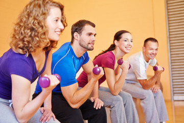 Junge Sportgruppe beim Hanteltraining