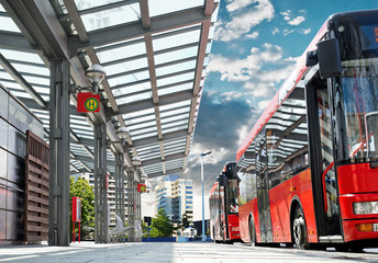 Moderne Bushaltestelle mit Stadtbus - Urban Bus Station - obrazy, fototapety, plakaty