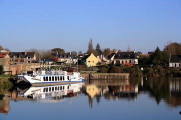 Naklejka premium Reflets sur la Rance au port de Lyvet