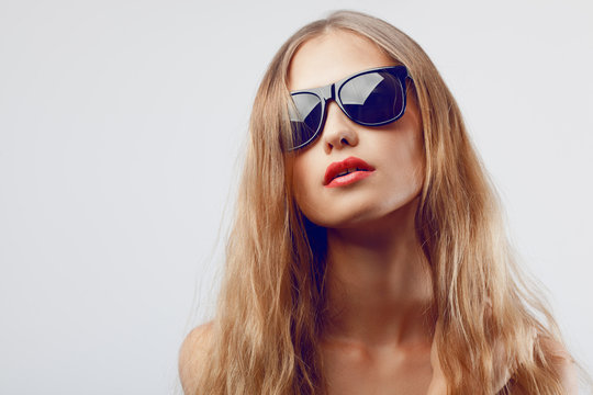 beautiful woman portrait wearing sunglasses