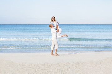Fototapeta na wymiar Młoda para z mężczyzny i kobiety na plaży w lecie