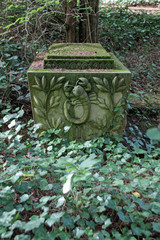 Sarkophag mit Skorpionrelief