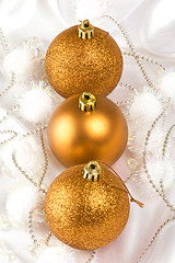 Fototapeta premium Gold Christmas baubles