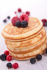 pancakes with berries